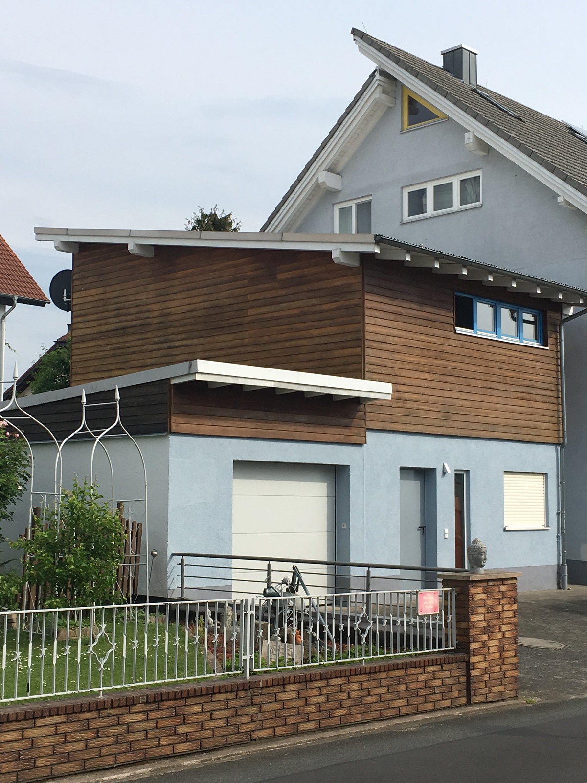 Anbau in Holzrahmenbauweise, teils verputzt und teils verschalt