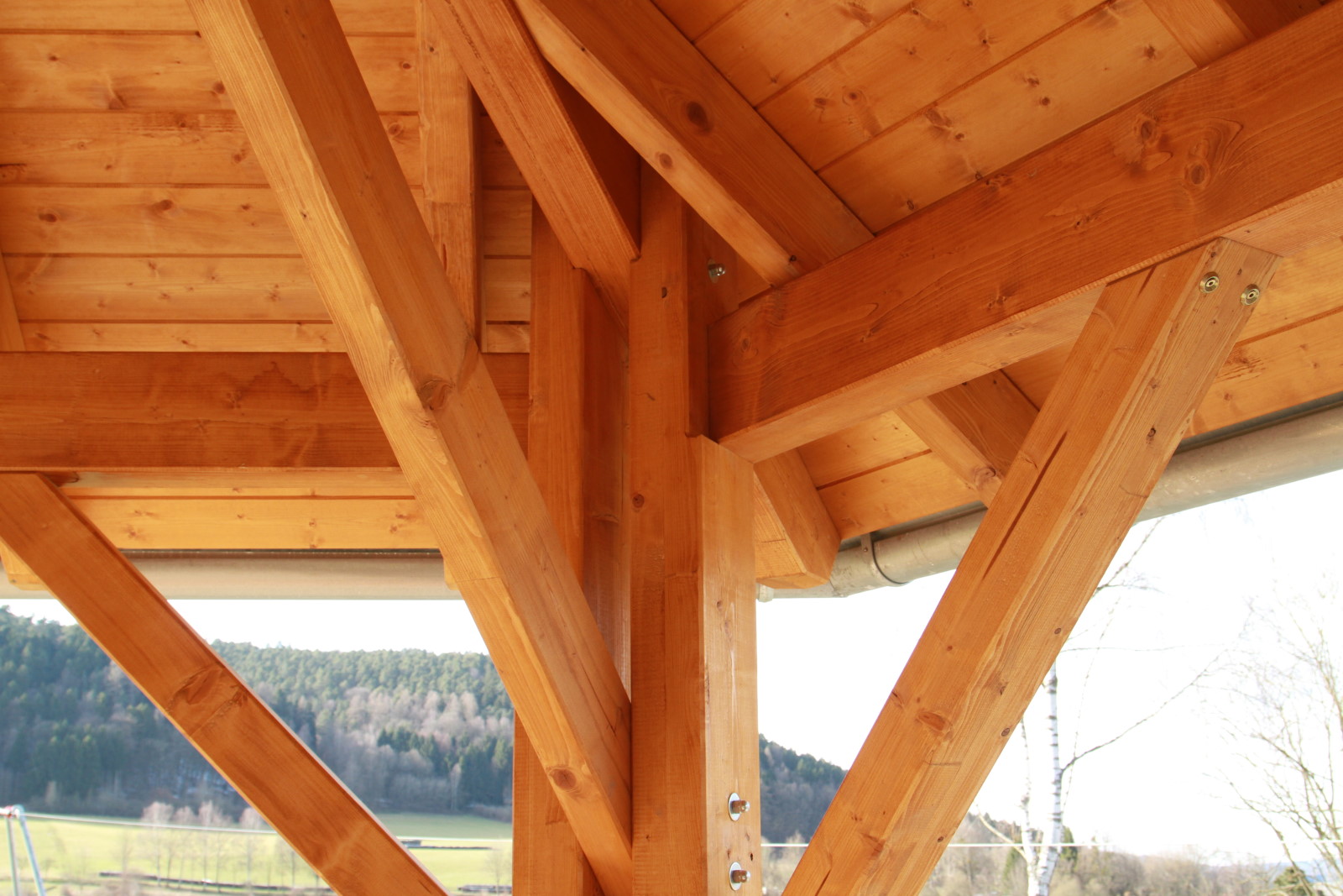 Grillhütte mit sechseckigem Dach
