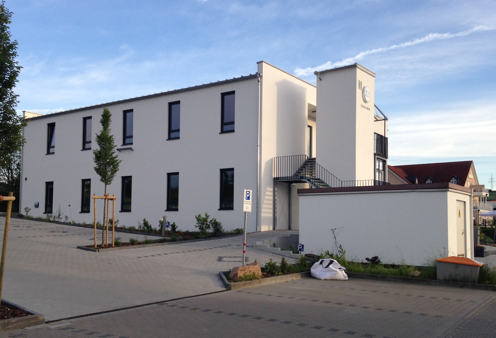Modernes Bürogebäude in Holzrahmenbauweise mit Außenaufzug